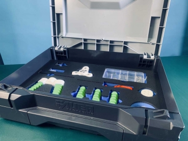 Koffer mit weichen Greifern und Werkzeug für Roboter an Schulen
